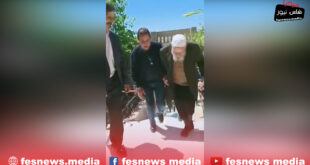 الشيخ عبد الهادي بلخياط اثناء زيارته لمنزل محمود الادريسي قبل وفاة الفنان بأيام معدودات