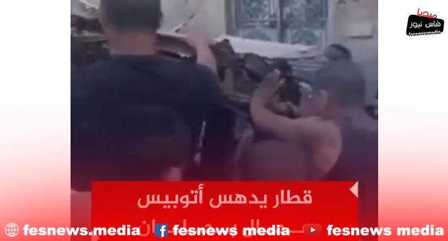مصر/ قطار شحن يسحق حافلة تقل عمالا