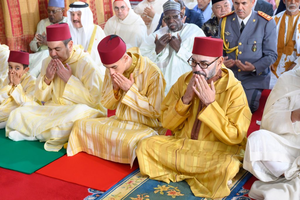 الملك محمد السادس دْوَّز عيد الأضحى فتطوان والمواطنين المغاربة تلاقاوه وتقدموا له بالتهاني .. وكولشي كان فرحان