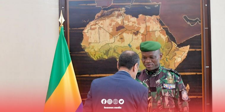 رئيس المرحلة الانتقالية بالغابون الجنرال ” بريس كلوتير اوليغي نغيما ” يستقبل السفير الفرنسي ببادج الله الوطن الملك وبخرطة المغرب كاملة